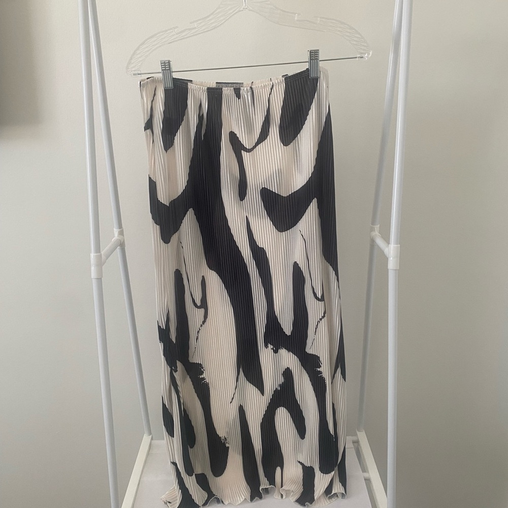 Elegant Black and White Pleated Skirt